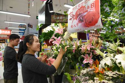 七夕节催热消费市场 玫瑰花与纸制品销售两旺