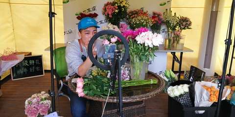 母亲节捧花礼 礼品花卉市场的‘花样经济’为何如此红火？